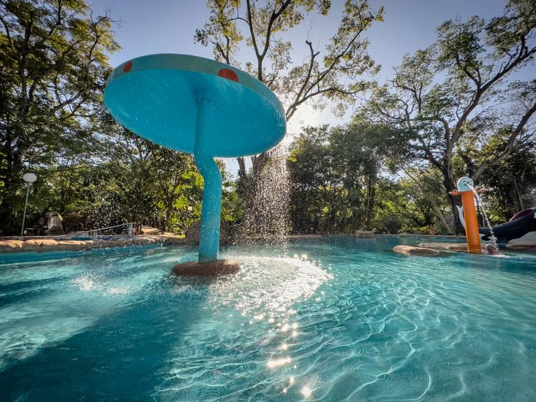 Piscina termal com cogumelo azul no Parque das Águas Quentes