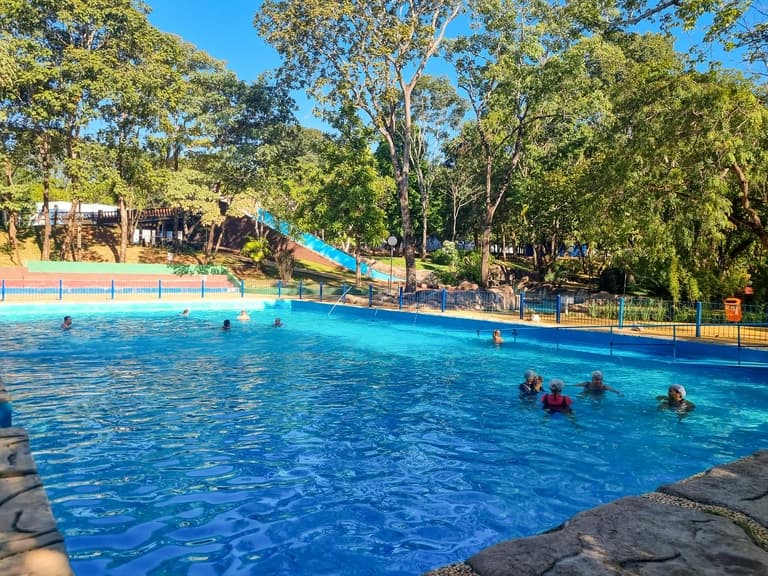 Piscina semi-olímpica com raias demarcadas no fundo e profundidade de aproximadamente 1,7 metros no centro