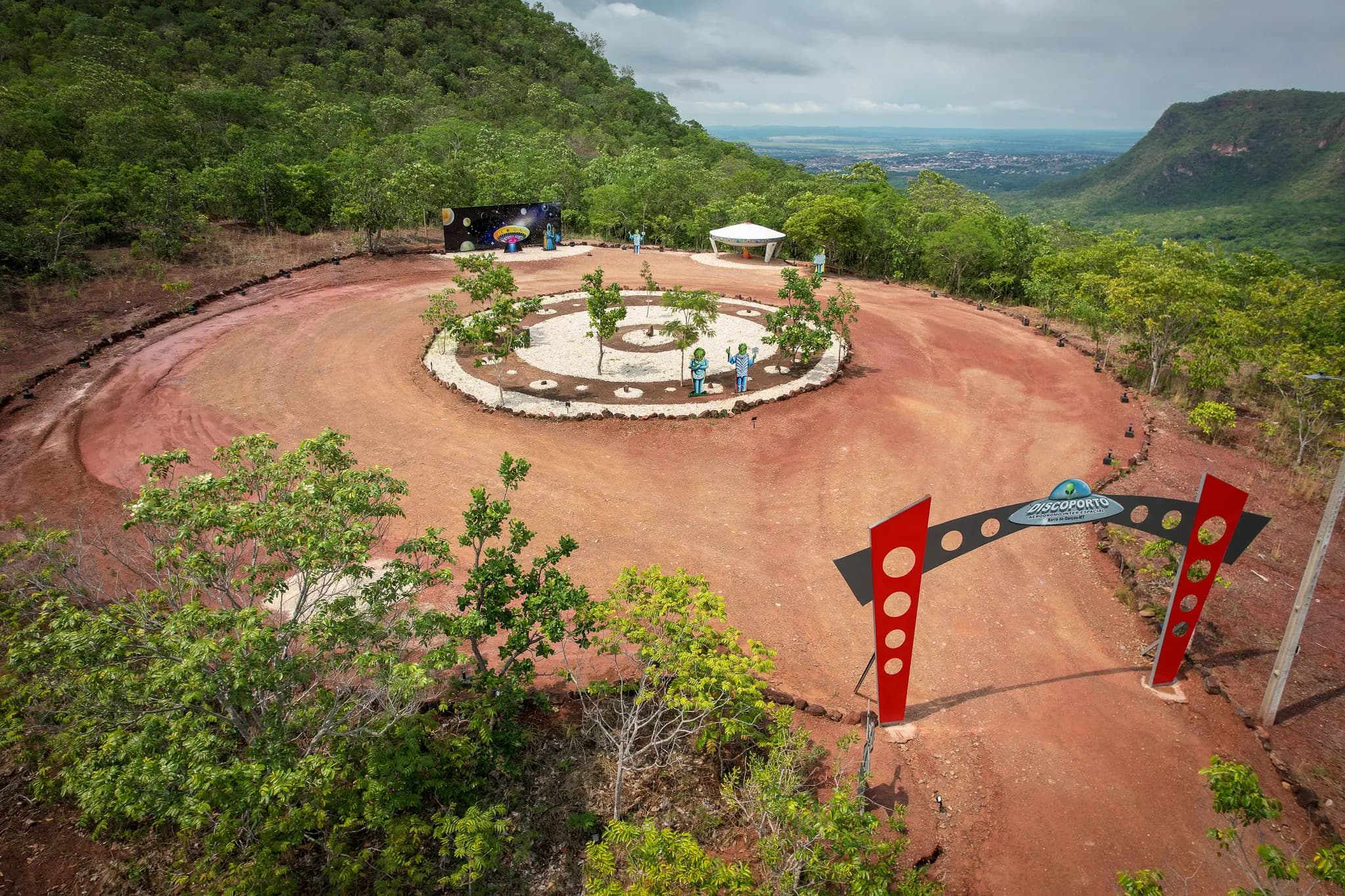 Vista aérea do Discoporto da Serra Azul mostrando a área circular