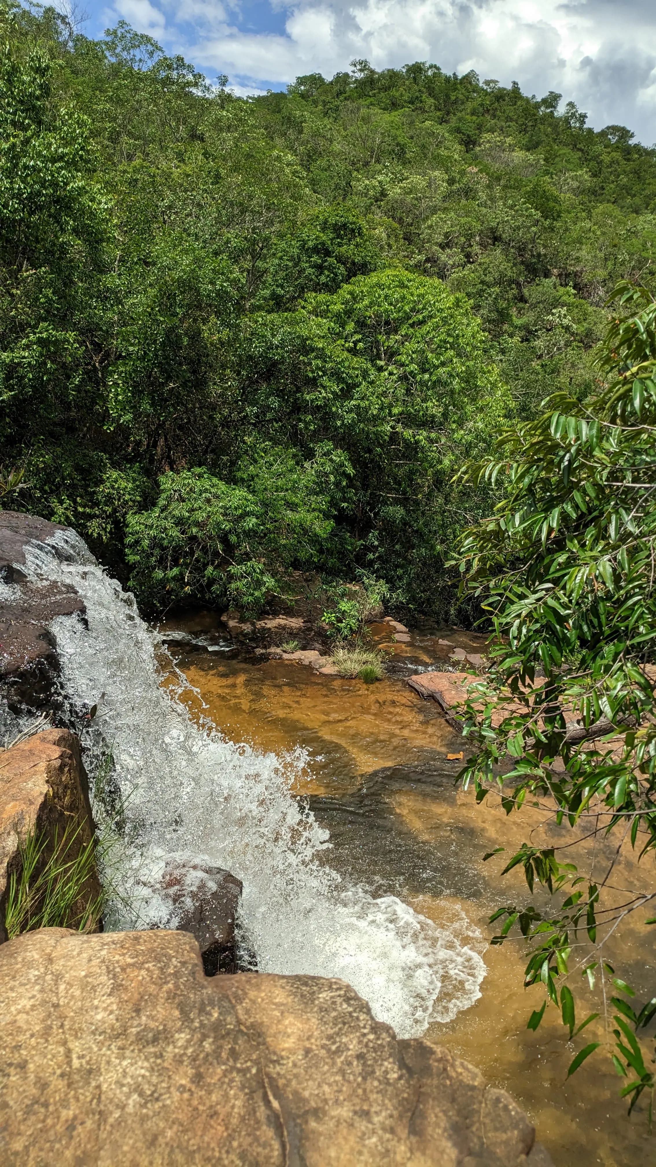Vista deslumbrante de uma das maiores cachoeiras da trilha com águas descendo pelas rochosas